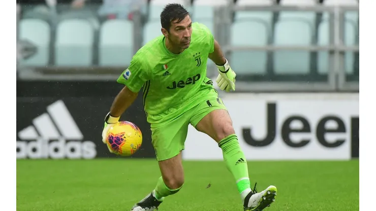 Gigi Buffon aún no decide si seguirá jugando o colgará los guantes.