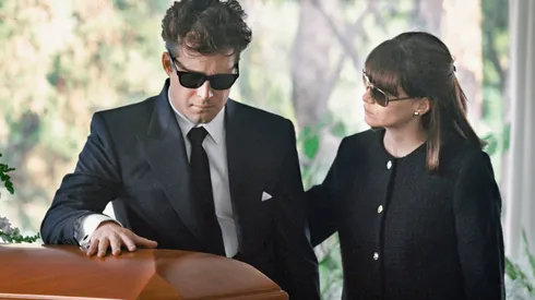 Micky en el funeral de Hugo López, su manager, en Luis Miguel, la serie.