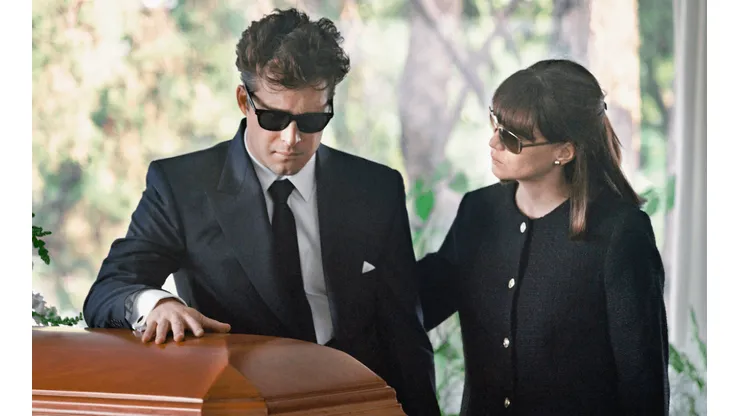 Micky en el funeral de Hugo López, su manager, en Luis Miguel, la serie.