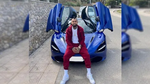Arturo Vidal presenta en sociedad su nuevo chiche: un furioso McLaren 720S azul.