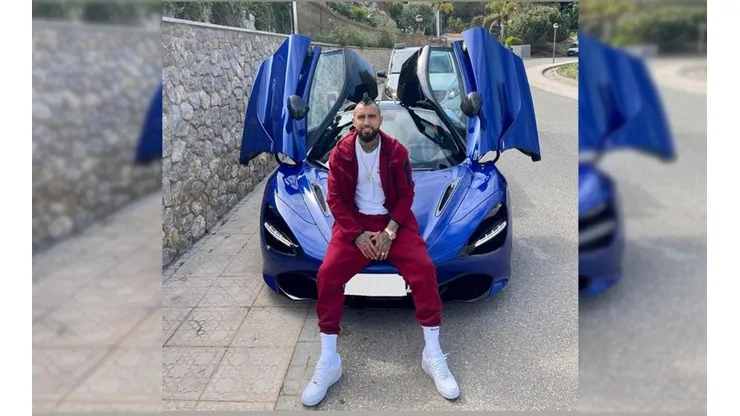 Arturo Vidal presenta en sociedad su nuevo chiche: un furioso McLaren 720S azul.