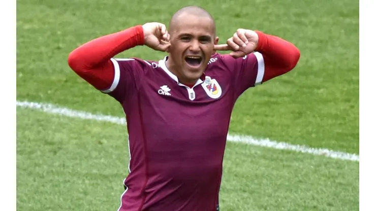 Humberto Suazo, el chupete, el goleador. Ese que tantas alegrías entregó