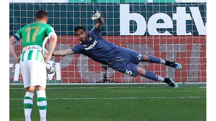 Claudio Bravo espera ratificar su buena temporada esta tarde ante el Granada en el Benito Villamarín