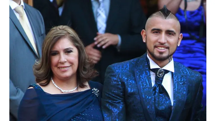 Arturo Vidal junto a su madre Jacqueline Pardo