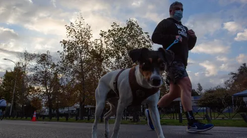 El horario en el fin de semana termina una hora después que de lunes a viernes.