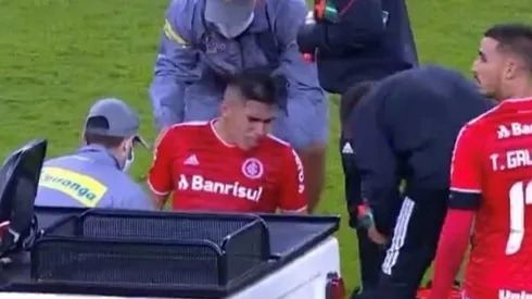 Carlos Palacios salió lesionado en el primer tiempo de su pierna izquierda luego de ir a trabar una pelota