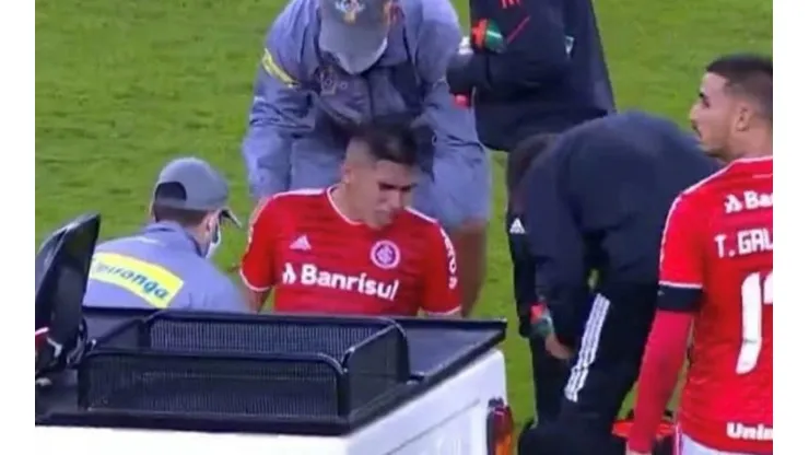 Carlos Palacios salió lesionado en el primer tiempo de su pierna izquierda luego de ir a trabar una pelota