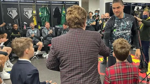 Elton John felciita a Sierralta por ser uno de los grandes jugadores del Watford esta temporada