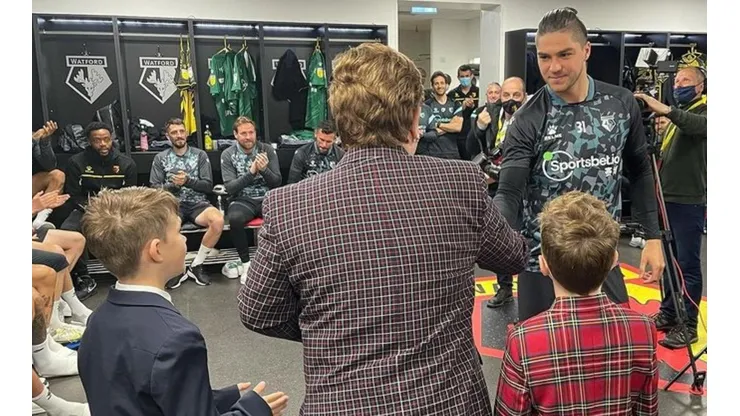 Elton John felciita a Sierralta por ser uno de los grandes jugadores del Watford esta temporada