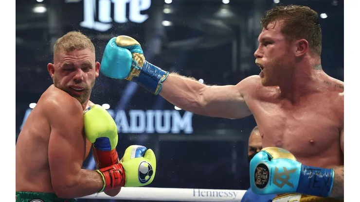 Canelo destrozó a Saunders en el octavo round y se llevó el triunfo