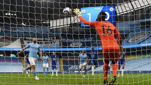 Agüero intentó picarla y terminó regalando el penal ante Mendy
