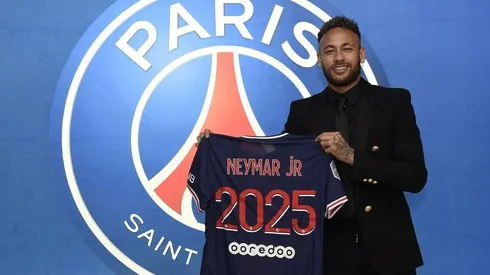 Neymar posó en la fotografía oficial de la renovación de su contrato.