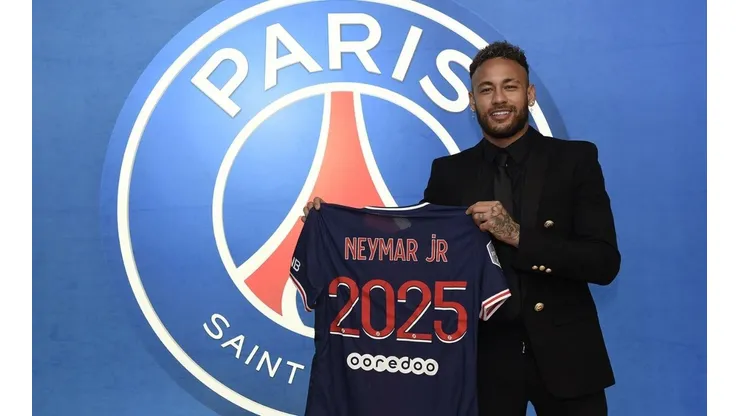 Neymar posó en la fotografía oficial de la renovación de su contrato.