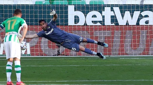 Claudio Bravo será titular en el Betis.
