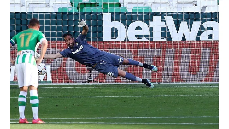 Claudio Bravo será titular en el Betis.