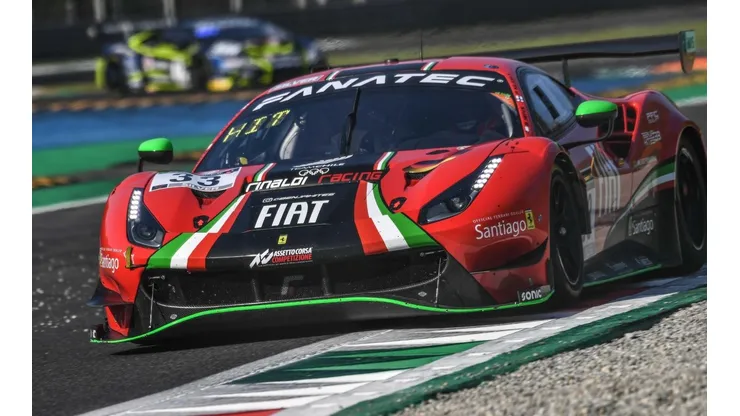Hites junto a su compañero Patrick Kujala manejan el Ferrari 488 GT3 Evo #33.