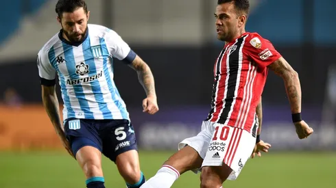 Eugenio Mena controló a Dani Alves por su sector durante todo el partido