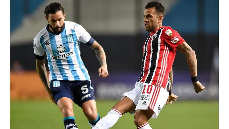Eugenio Mena controló a Dani Alves por su sector durante todo el partido