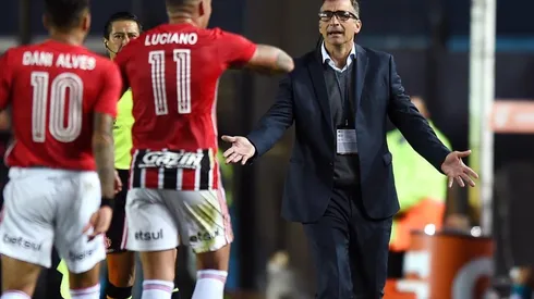 Juan Antonio Pizzi se enojó y acusa campaña en su contra en Racing.