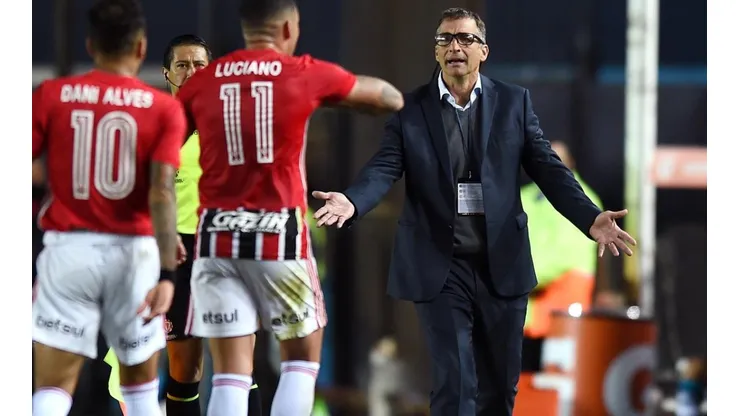 Juan Antonio Pizzi se enojó y acusa campaña en su contra en Racing.
