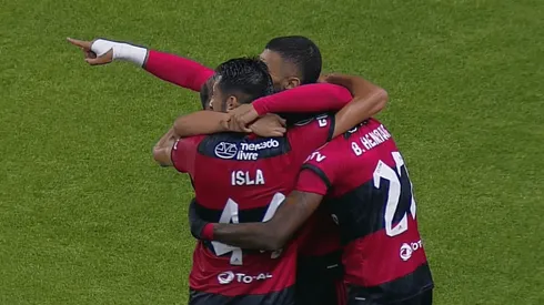 Mauricio Isla y Flamengo festejan el golazo de Bruno Henrique a LDU de Quito en Copa Libertadores.