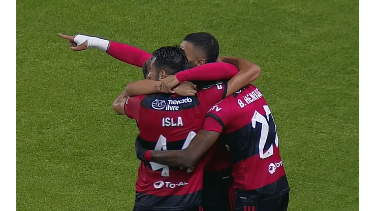 Mauricio Isla y Flamengo festejan el golazo de Bruno Henrique a LDU de Quito en Copa Libertadores.