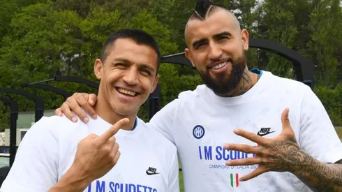 Alexis Sánchez y Arturo Vidal en los festejos del plantel del Inter de Milán
