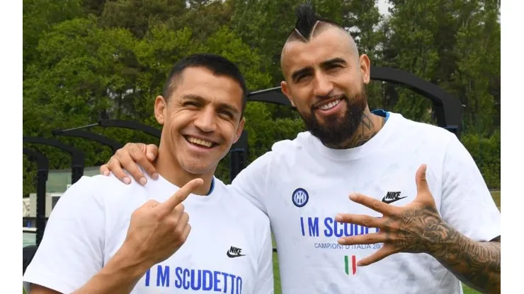 Alexis Sánchez y Arturo Vidal en los festejos del plantel del Inter de Milán