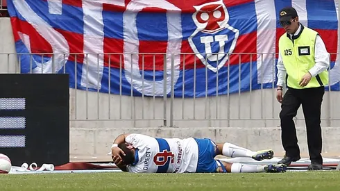 Fernando Meneses y el proyectil recibido en el clásico entre la U y la UC en 2013.