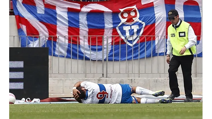 Fernando Meneses y el proyectil recibido en el clásico entre la U y la UC en 2013.