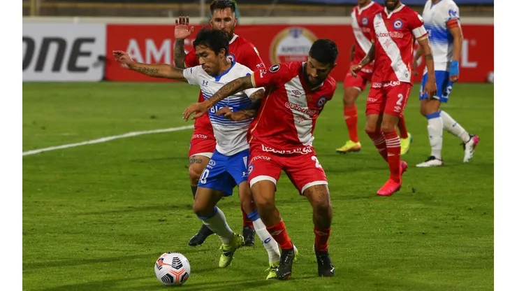 Edson Puch será titular en la Católica para enfrentar a Nacional en Copa Libertadores