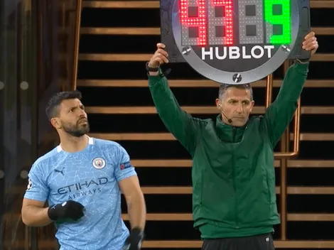 Video: ¡Le tiró la oreja! La cara del Kun por error en su cambio