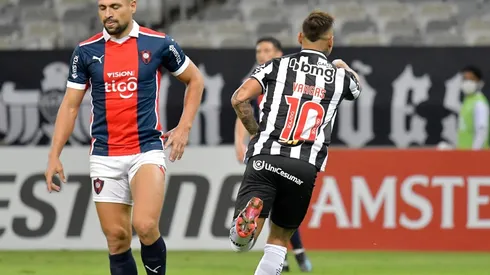 Eduardo Vargas marcó un golazo de palomita en Copa Libertadores: 4-0 de Atlético Mineiro contra Cerro Porteño.