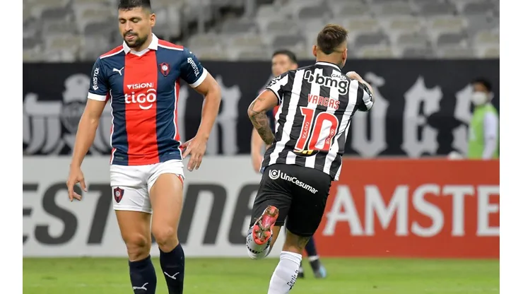 Eduardo Vargas marcó un golazo de palomita en Copa Libertadores: 4-0 de Atlético Mineiro contra Cerro Porteño.