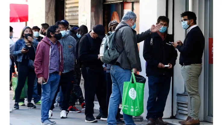 Largas filas por el tercer retiro