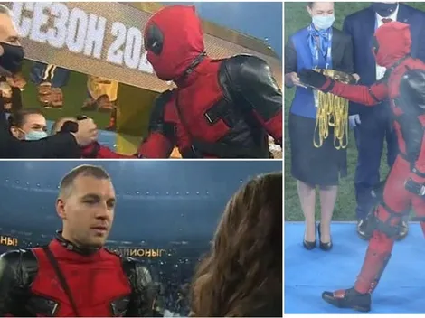 Delantero recibe medalla de campeón vestido de Deadpool