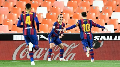 Messi y Griezmann celebran el segundo gol del Barcelona