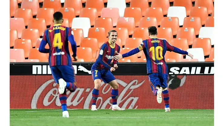 Messi y Griezmann celebran el segundo gol del Barcelona