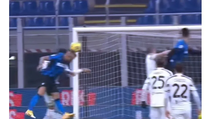 Arturo Vidal salta más que nadie y bate la portería de la Juventus en el gol del Inter más gritado de la temporada