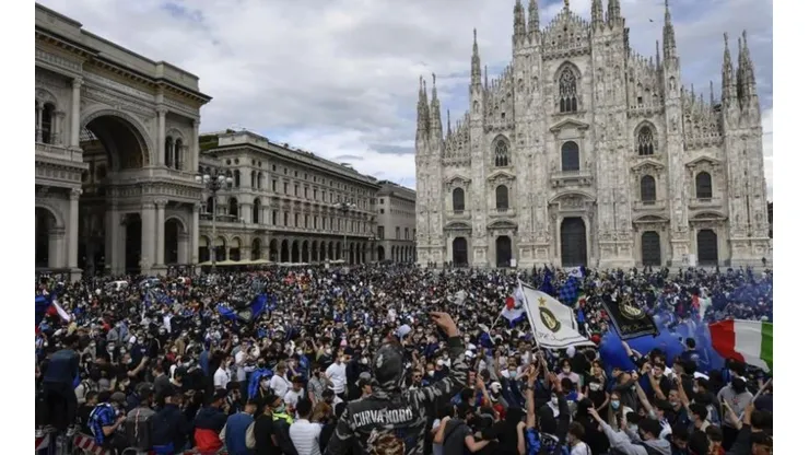 Miles de hinchas repletaron las calles de Milán