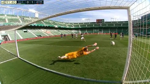 Elche falló su penal y Atlético Madrid se mantiene con la primera opción al título.