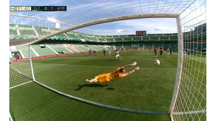 Elche falló su penal y Atlético Madrid se mantiene con la primera opción al título.