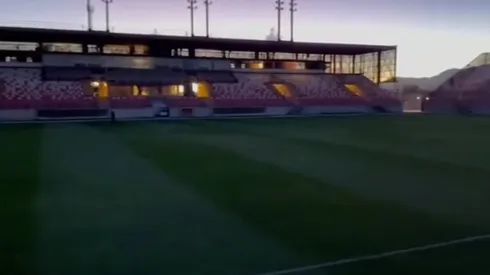 El estadio Zorros del Desierto a media luz fue el escenario para la práctica vespertina de Cobreloa en Calama