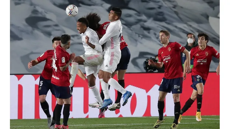 Eder Militao abrió el camino para el Real Madrid con un cabezazo.