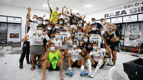 El momento de la discordia en Colo Colo. El jugador que dio positivo estuvo en el festejo en el camarín y la Seremi determinó que fueron todos contacto estrecho.