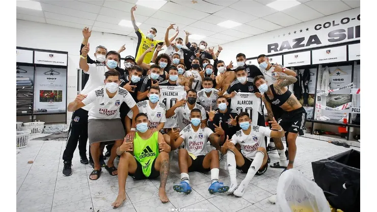 El momento de la discordia en Colo Colo. El jugador que dio positivo estuvo en el festejo en el camarín y la Seremi determinó que fueron todos contacto estrecho.