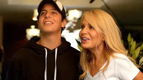 Maximo Menem junto a su madre Cecilia Bolocco.