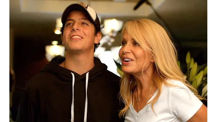 Maximo Menem junto a su madre Cecilia Bolocco.
