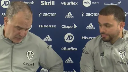 Bielsa y su traductor en conferencia de prensa del Leeds United