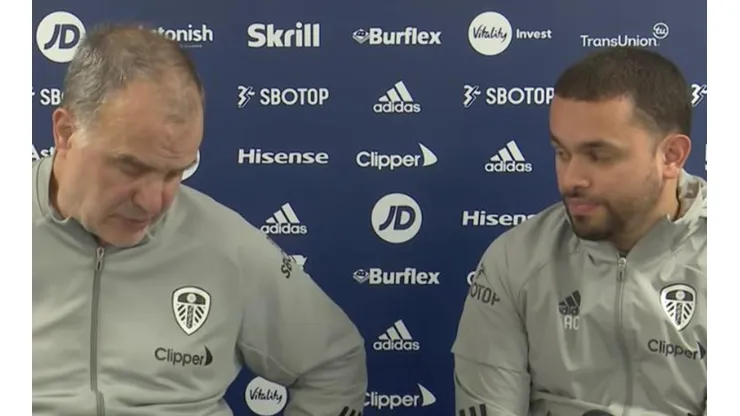 Bielsa y su traductor en conferencia de prensa del Leeds United